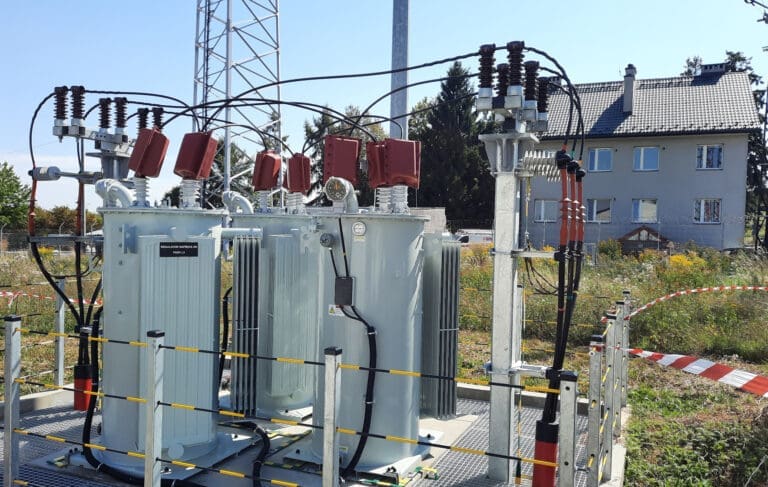 Trzy regulatory 15 kV typu VR-8 – el.demo.weblegend.pl